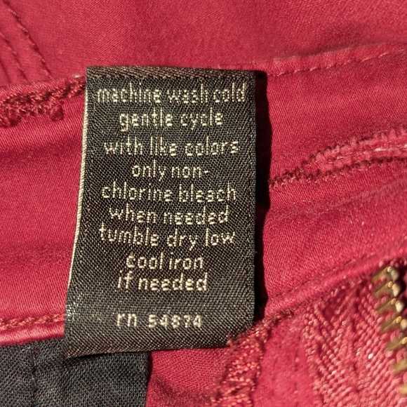 👖The Limited Denim Legging Jean in Burgundy/Maroon Color - Picture 9 of 10